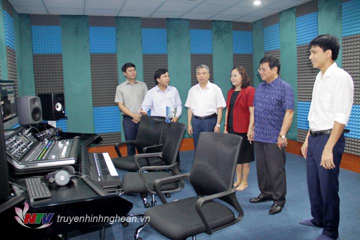 Với hệ thống trang âm và thiết bị xử lý âm thanh đồng bộ, hiện đại được sản xuất chủ yếu từ các hãng nổi tiếng của Châu Âu và Mỹ, Studio Sao Mai được đánh giá là phòng thu hiện đại nhất của Khu vực miền Trung, đảm bảo phục vụ tốt cho các chương  trình văn nghệ, các sự kiện âm nhạc yêu cầu cao về chất lượng âm thanh.
