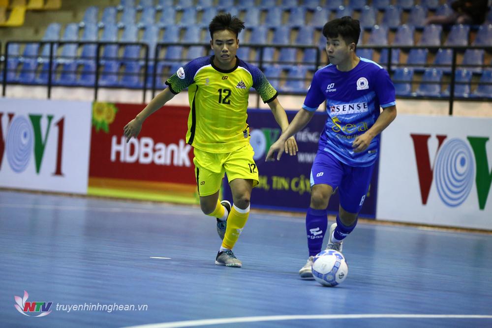 Cầu thủ Tân Hiệp Hưng và Cao Bằng tranh cướp bóng quyết liệt