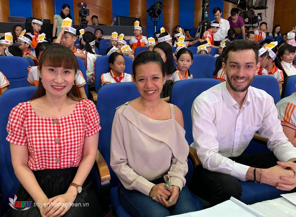 Ban giám khảo: Cô Đinh Thị Mai Anh – Giảng viên – Trường Đại học Vinh; Cô LOUELLA MARIE ESTACIO – và thầy ALVIN RYAN – đến từ trung tâm Anh ngữ quốc tế Asemlink