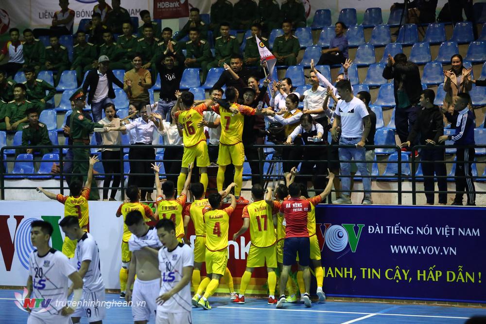 Đội Đà Nẵng vui mừng sau chiến thắng cùng khán giả