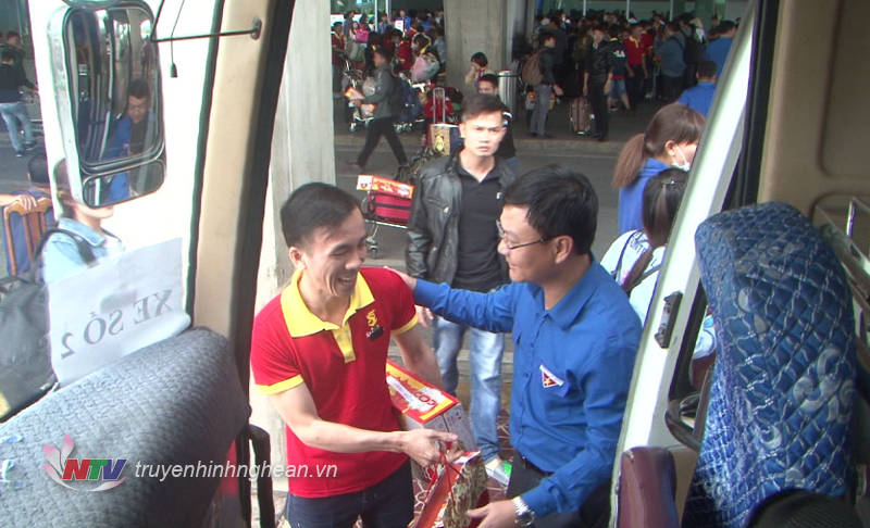 Bí thư Tỉnh đoàn Phạm Tuấn Vinh tặng quà, chúc Tết các thanh niên công nhân.