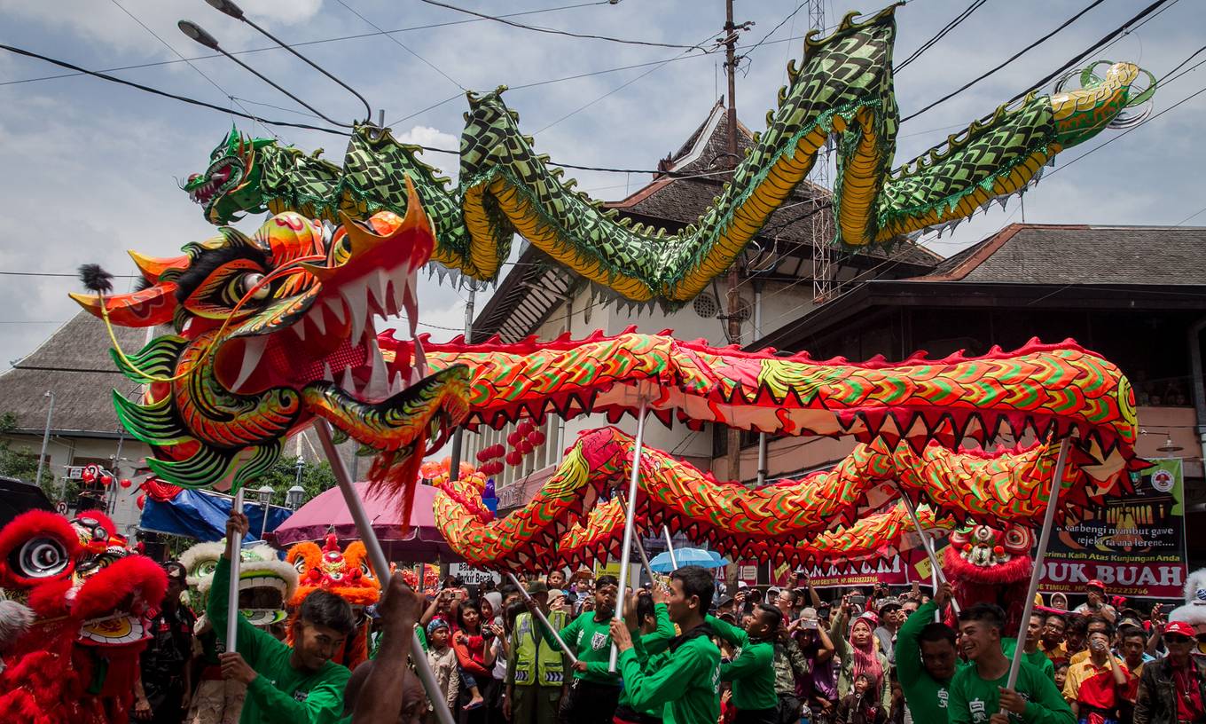 Múa lân, rồng tại thành phố Surakarta, tỉnh Trung Java, Indonesia, trong lễ hội  trước thềm Tết Nguyên đán.