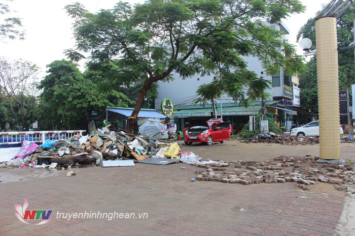 Rác tập kết tại khu vực cầu Nại, đường Hồ Tùng Mậu.