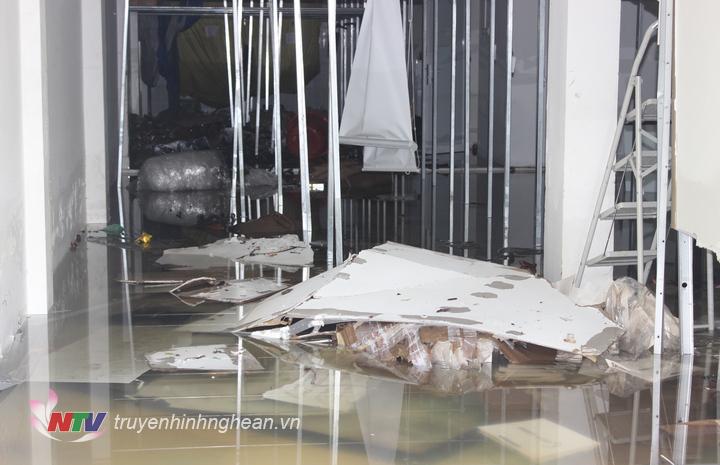 Nhiều cửa hàng có tầng hầm vẫn ngập nước.
