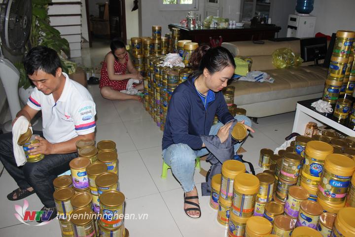 Hàng hóa tại nhiều cửa hàng bị ngấm nước.