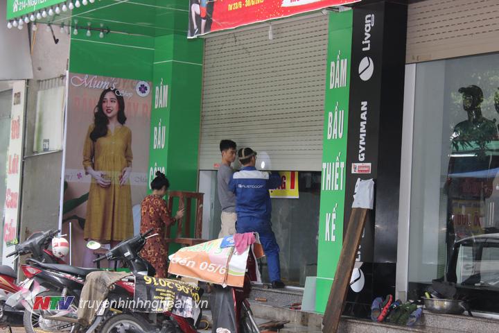 Các cửa hàng khẩn trương sửa chữa hư hỏng để trở lại hoạt động kinh doanh.