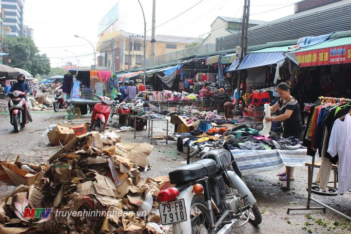 Rác ngổn ngang sau khi nước rút. Hình ảnh ghi nhận tại khu vực chợ Vinh.