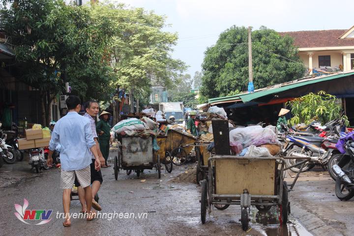 Người dân và lực lượng vệ sinh môi trường nỗ lực dọn vệ sinh.