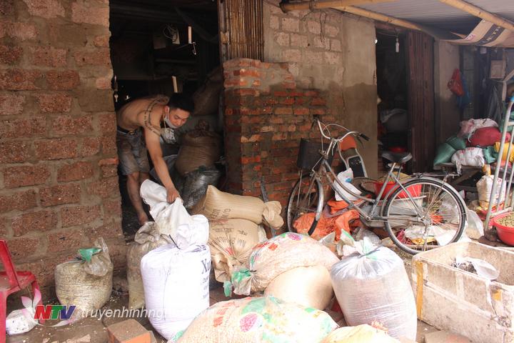 Tiểu thương chợ Vinh kiểm kê, vứt bỏ hàng hóa bị ngấm nước.