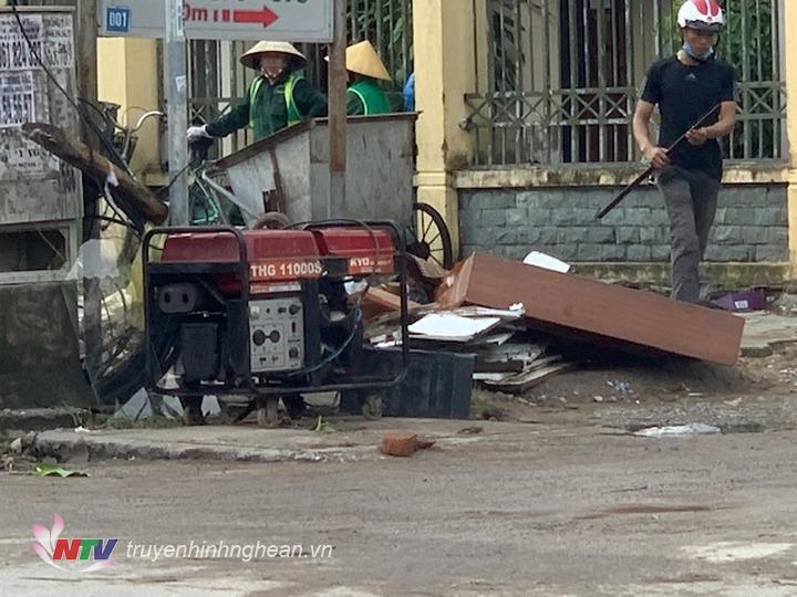 Sáng 17/10, nhiều khu vực vẫn đang mất điện. Người dân phải dùng máy nổ để 