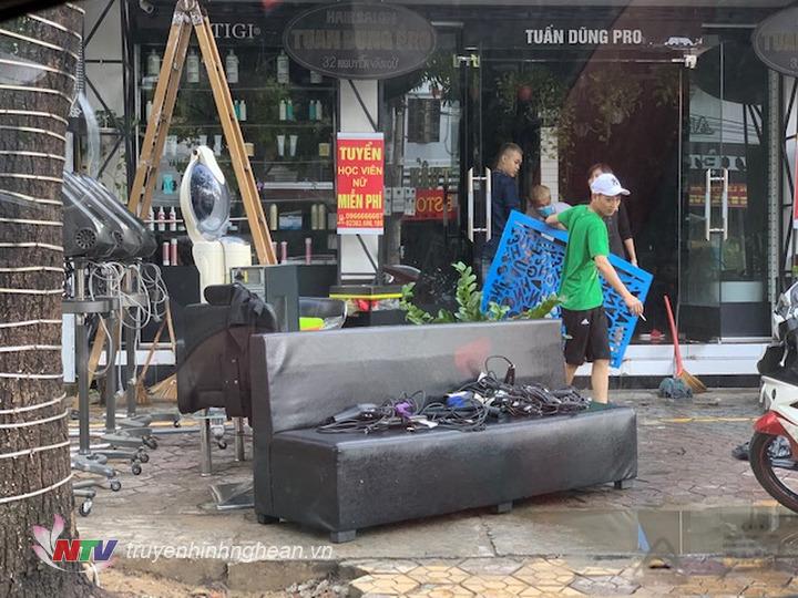 Các cửa hàng dọn dẹp sau khi nước rút.