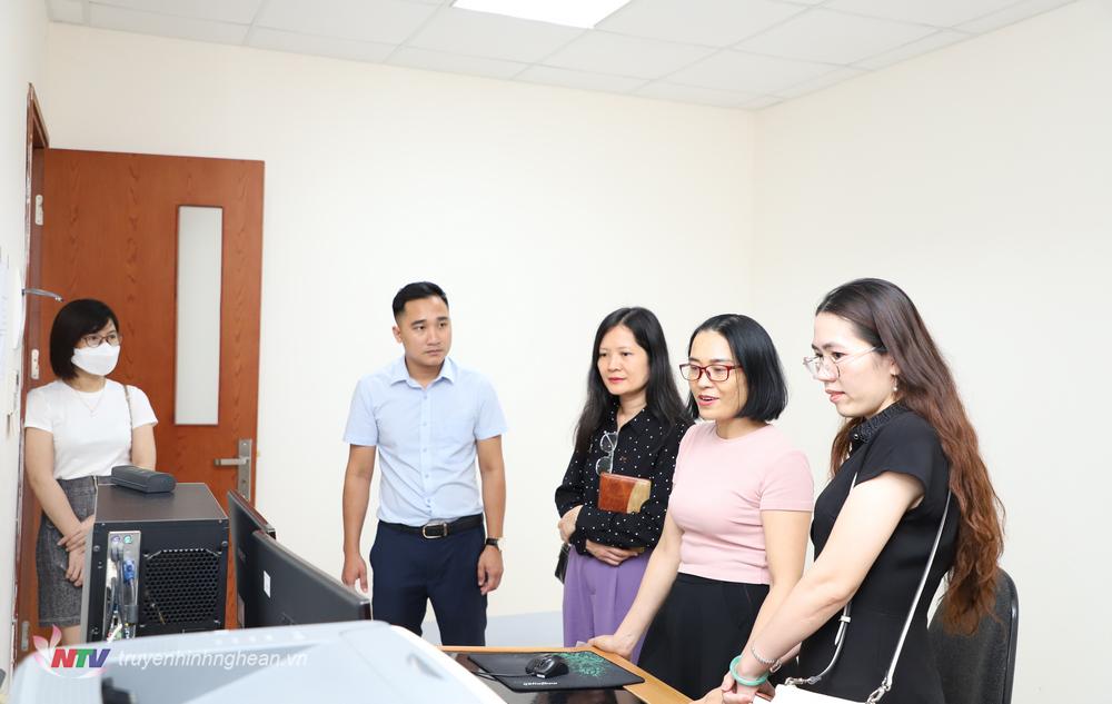 Đoàn đại biểu tham quan Phòng Dựng quốc tế