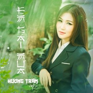Nữ sinh tạo dáng bên những bông hoa hướng dương đang khoe sắc.