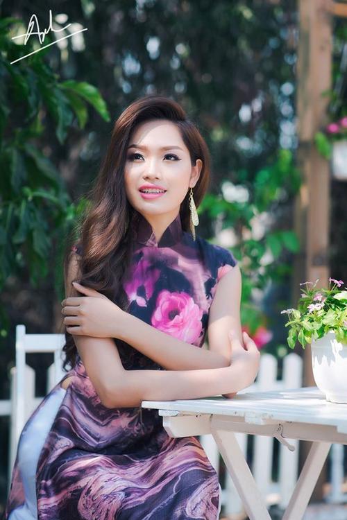 Bé gái địu em cho bố mẹ lên rãy