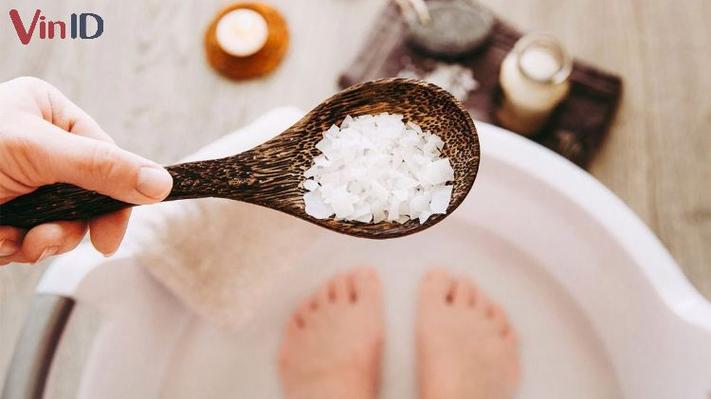 Bà Nguyễn Thị Hậu xóm 5, xã Quỳnh Diễn cho biết: gia đình có 8 sào đất lúa và bắt đầu xuống đồng cấy từ ngày 31/5. Nhưng năm nay khác với năm trước đó là các lao động trong nhà không đi cấy vào ban ngày mà ra đồng cấy lúa từ 18 giờ chiều cho đến 23 giờ đêm. Thời điểm này, nước ở chân ruộng đã mát nên tránh được tình trạng lúa cấy xuống bị héo rũ, cháy lá và chết.