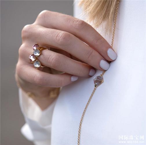 Dưa hành, kiệu là những món ăn kèm không thể thiếu trong mâm cơm gia đình ngày Tết.