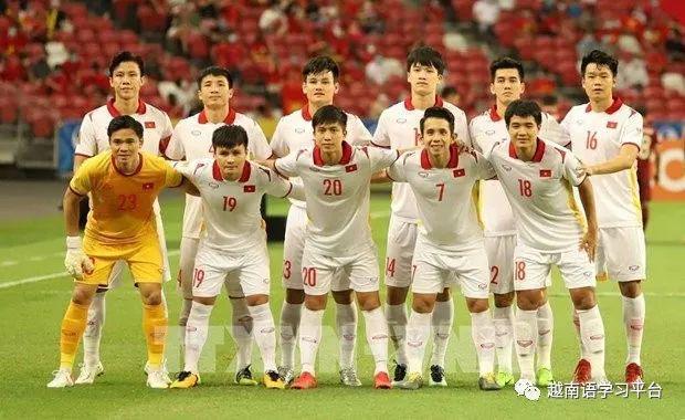 Tham gia hội chợ có 14 gian hàng do các chi đội trường thực hiện. Mỗi gian hàng bày bán các sản phẩm khác nhau như: Rau, củ, quả, trứng, đồ ăn nhanh mang đặc trưng của từng chi đội. Ngoài ra một số gian hàng còn tổ chức bán quà lưu niệm và đồ dùng học sinh.
