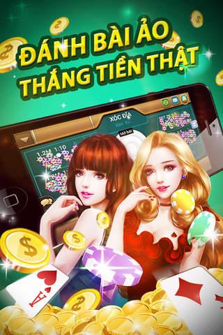Các cựu chiến binh thăm quan khu vườn sinh vật cảnh của ông Lê Văn Duy (áo trắng). ở xã Hậu Thành