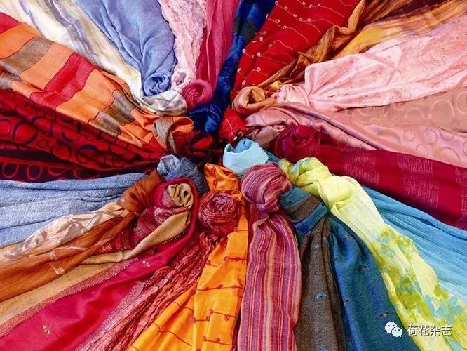 Theo các hộ nuôi, một thùng ong thì chỉ có duy nhất một con ong chúa. Cứ một lần ong chúa đẻ trứng tiết một ít tinh trùng rồi nở thành con ong thợ đi làm mật. Đặc biệt, ong chúa có nhận biết khá tốt khi chúng về tổ giữa hàng trăm tổ giống nhau. Nếu lỡ bay nhầm vào thùng khác thì sẽ bị cắn chết.