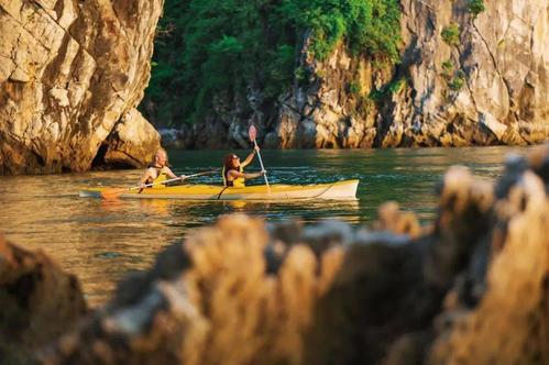 Những ngôi mộ trước nhà xương Ngôi nhà xương Beinhaus, nơi xương cốt của người chết được vẽ hoa và ghi tên của gia đình để tưởng niệm cũng đã mang lại nét đặc biệt cho Hallstatt...