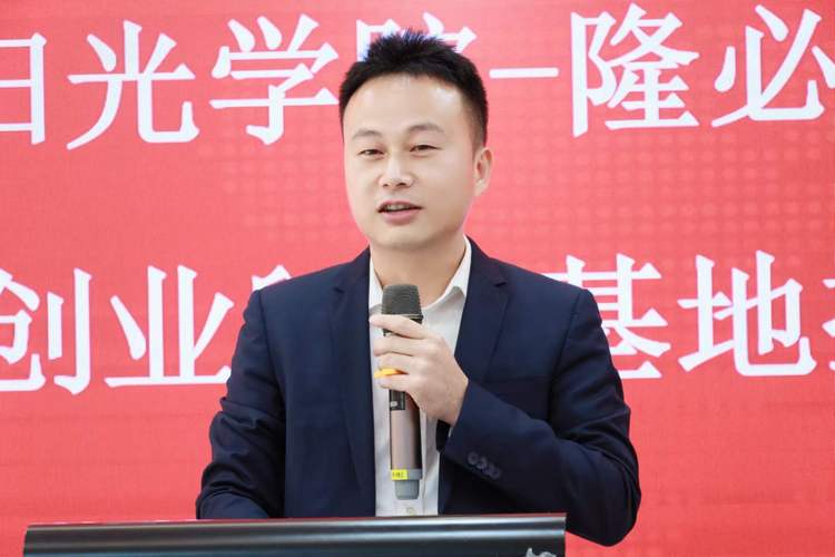 Bộ sưu tập 9 chiếc điện thoại thông minh chuyên dùng để đi săn Pokemon của cụ Chen. (Nguồn: odditycentral.com)