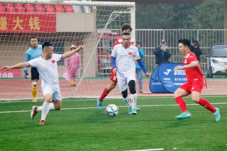 Sau mỗi lần cập bến, các lao động trên tàu lại tập trung vá lưới để chuẩn bị cho chuyến vươn khơi mới, quay phim nhanh chóng ghi lại thời điểm này.
