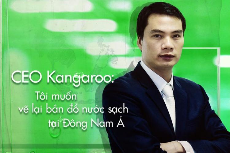 Phóng viên Văn Nhân tác nghiệp tại liên hoan.