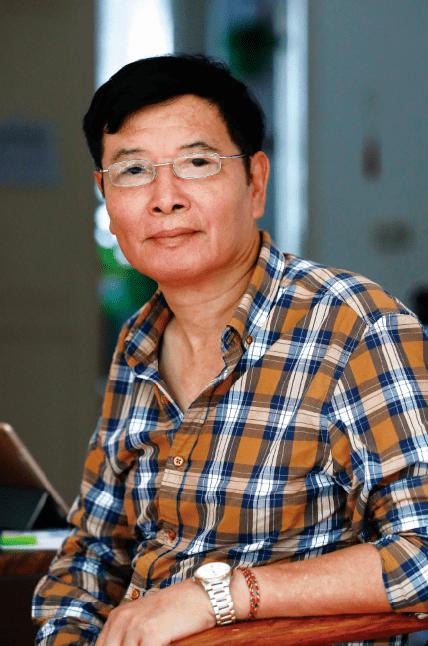 Chu tich UBND huỵen Anh Son kiem tra mu cao su.JPG