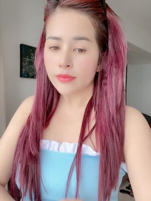 Chị Cao Thị Tư ở xóm Hiệp 2 xã Nghĩa Liên đang thu hoạch ớt của gia đình