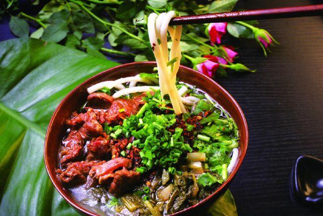 Phát tài liệu TTPBGDPL cho phụ nữ vùng biên giới.