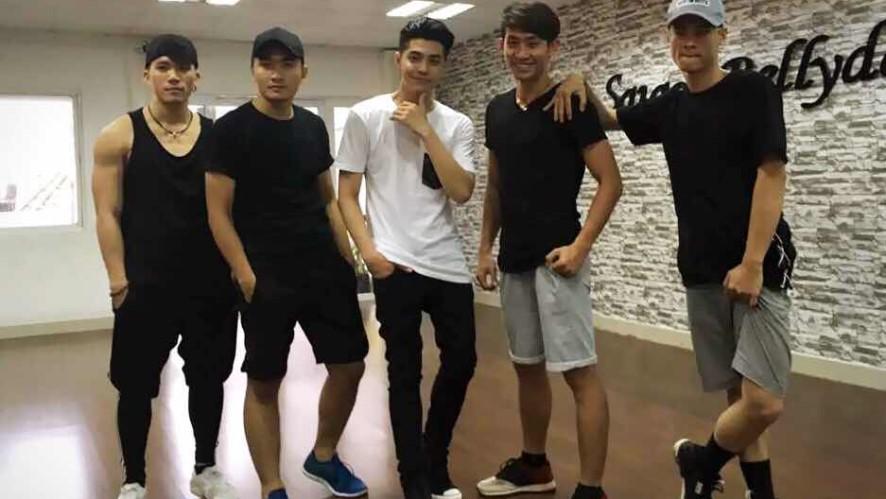 Những quả dưa xếp lên nhau căng tròn không thua kém leo giàn.
