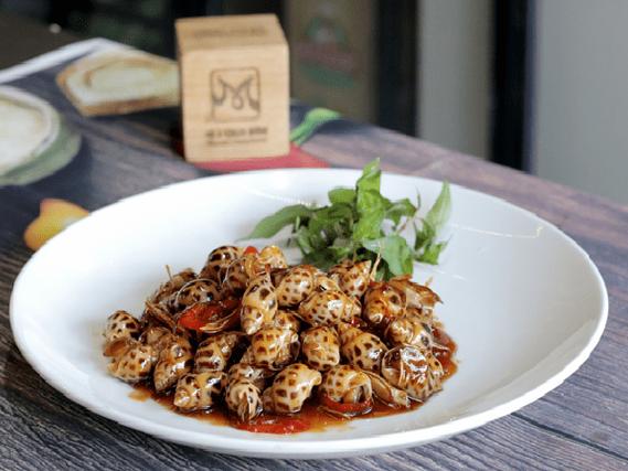 Mặt nạ, quả bơ và lòng đỏ trứng gà: Không chỉ dưỡng ẩm cho làn da, mặt nạ này cũng giúp điều trị bất kỳ loại nhược điểm nào trên da. Bạn cần 2 muỗng canh bơ chín, 2 muỗng canh mật ong và 1 muỗng canh lòng đỏ trứng gà. Trộn tất cả các thành phần này lại với nhau và thoa lên mặt và cổ của bạn và để yên trong 30-40 phút. Sau 40 phút, bạn có thể rửa sạch bằng nước bình thường.