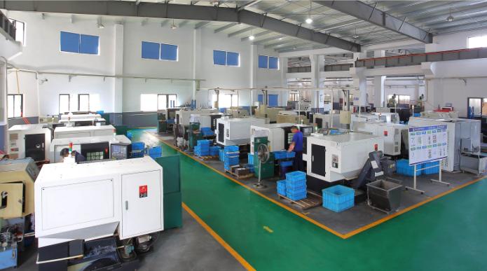 Chị Hoàng Thị Lan, chuyên thu mua cá tại càng lạch Vạn cho biết: Trước buôn bán khó khăn, ngư dân mất mùa, không có cá mà buôn. Nay bà con khai thác đỡ hơn rồi, nghề buôn chúng tôi cũng thuận lợi, giá hải sản cũng trở lại ổn định hơn.  