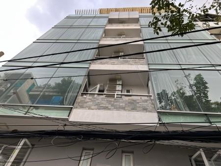 Phó bí thư tỉnh ủy Nguyễn Văn Thông trao quà cho học sinh Tà Cạ.