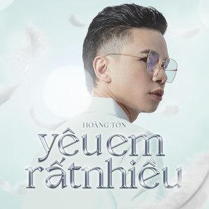 Đại tá Trần Minh Tuấn - Chính ủy Bệnh viện trao giải cho các đội đạt thành tích cao.