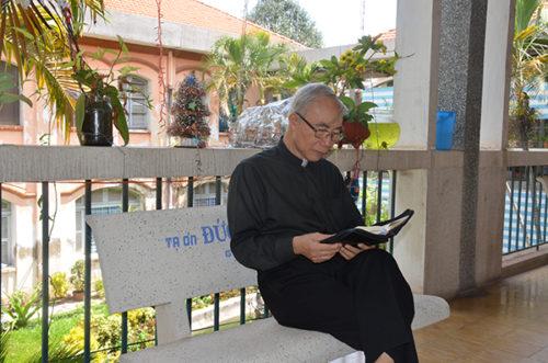 Lãnh đạo tỉnh tặng hoa cho