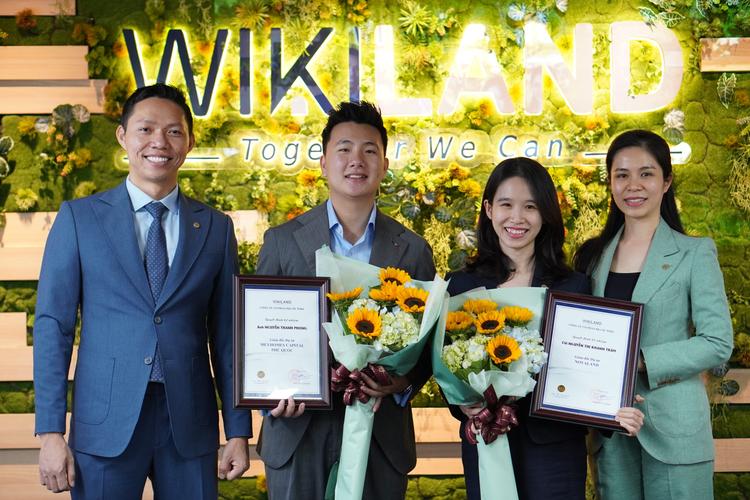 Sa Pa có đủ loại hình lưu trú cho bạn chọn từ nhà nghỉ, homestay ở bản, hostel, cho tới các khách sạn 4-5 sao, resort cao cấp nằm biệt lập. Một trong nhũng trải nghiệm được nhiều du khách thích thú, đặc biệt là người nước ngoài, đó là đi bộ vào trong những bản làng người dân tộc, tìm hiểu cuộc sống cũng như văn hoá của họ. Đến Sa Pa, bạn nhất định phải những món đặc sản Tây Bắc như thắng cố, mèn mén, lẩu cá (cá tầm, cá hồi), các loại thịt xiên nướng, cơm lam, lợn bản, gà đồi, cá suối...