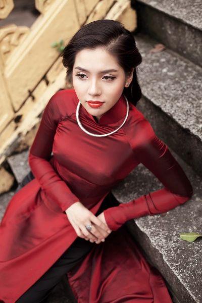 Người dân khu phố 4, phường Quảng Hưng mang xô, chậu và can ra cống thoát nước để hớt dầu tràn.