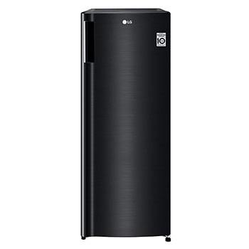 Lực lượng chức năng dùng máy để hút những vết dầu loang.