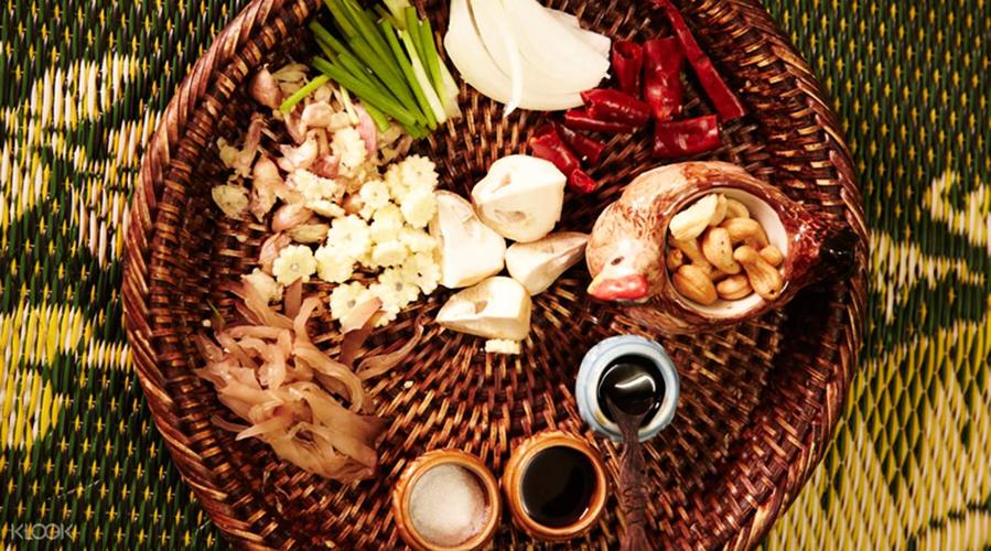 Ban đêm, cây thông nón lá cùng với hang đá rất lung linh đẹp mắt.