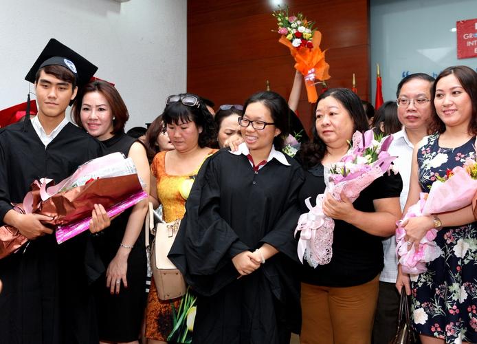 Tháng 12: “Pháo hoa và đèn Năm mới” Tháng cuối cùng trong năm đơn giản là hình ảnh vệt tên lửa sáng lòa phóng lên trời.