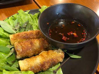 Một trong những vết nứt tường do sức ép mìn nổ quá lớn gây ra tại nhà của bà Trần Thị Thanh xóm Yên Sơn, Bài Sơn.